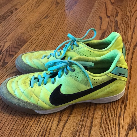 Nike indoor soccer shoe/ court shoe - Picture 3 of 5